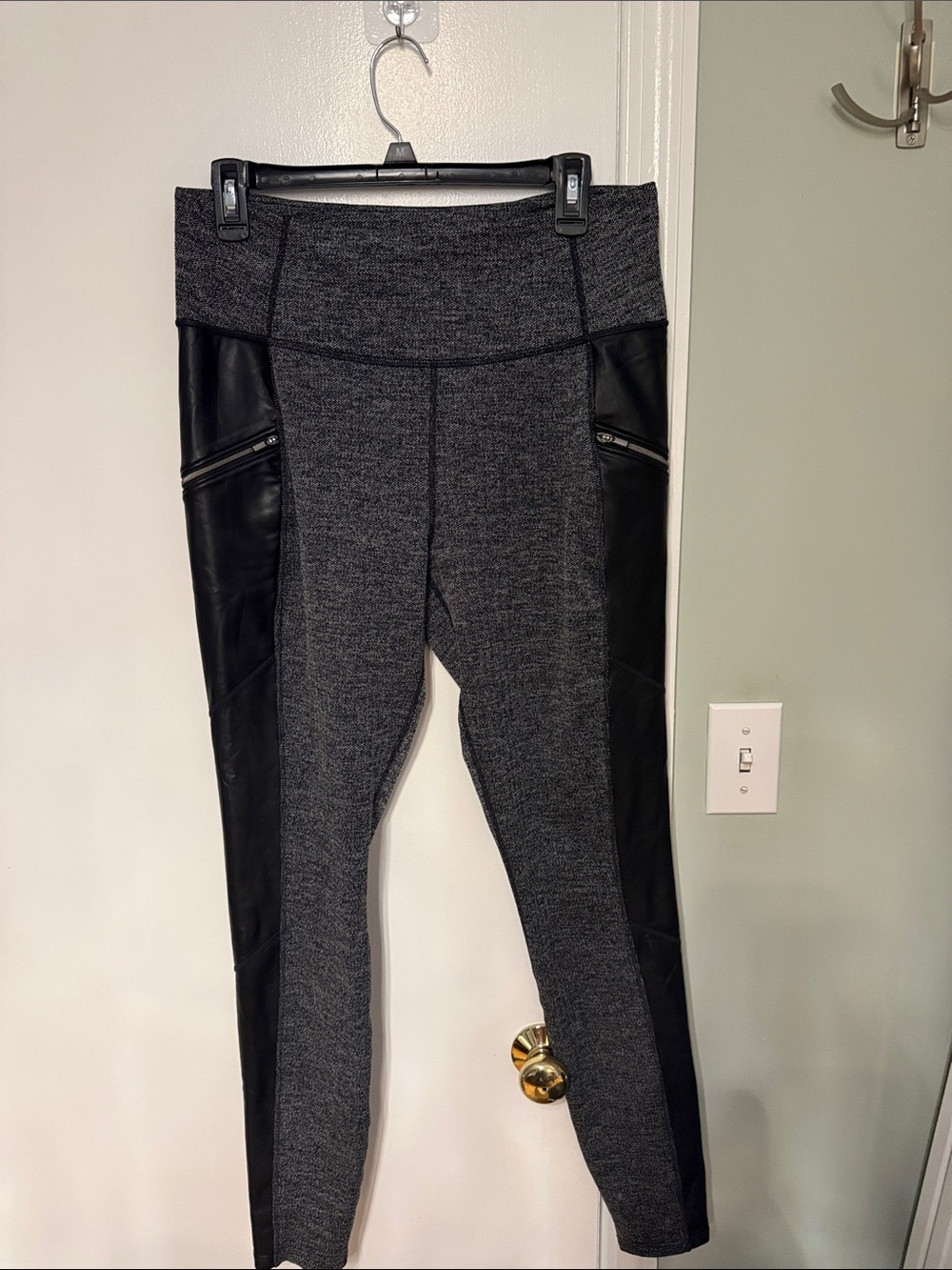 Athleta Gray Heather Leggings with Black Side Panels- size Large T